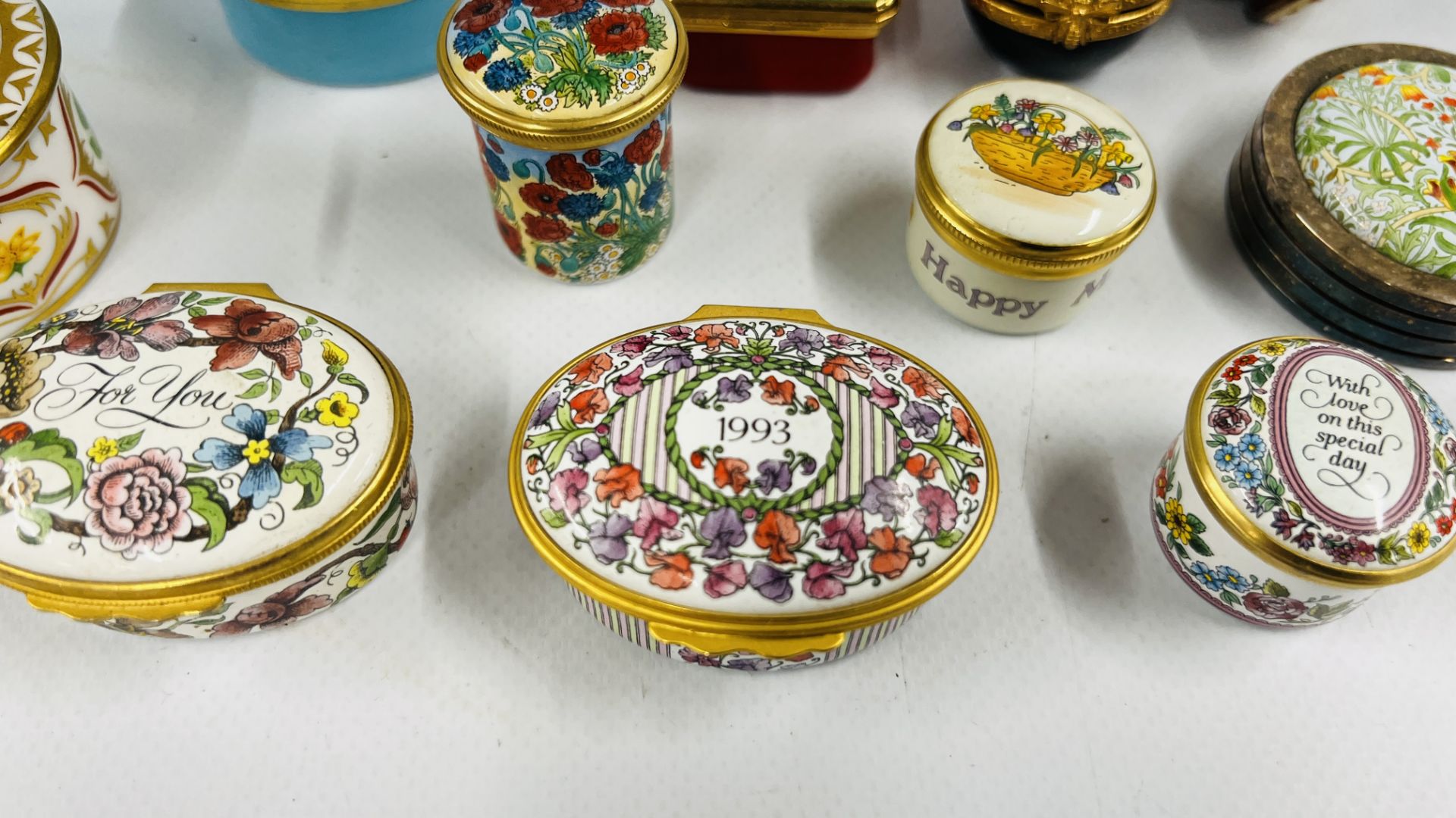 A GROUP OF 10 TRINKETS TO INCLUDE ROYAL CROWN DERBY "CELANDINE" TRINKET, HALCYON DAYS ENAMELS, - Image 3 of 8