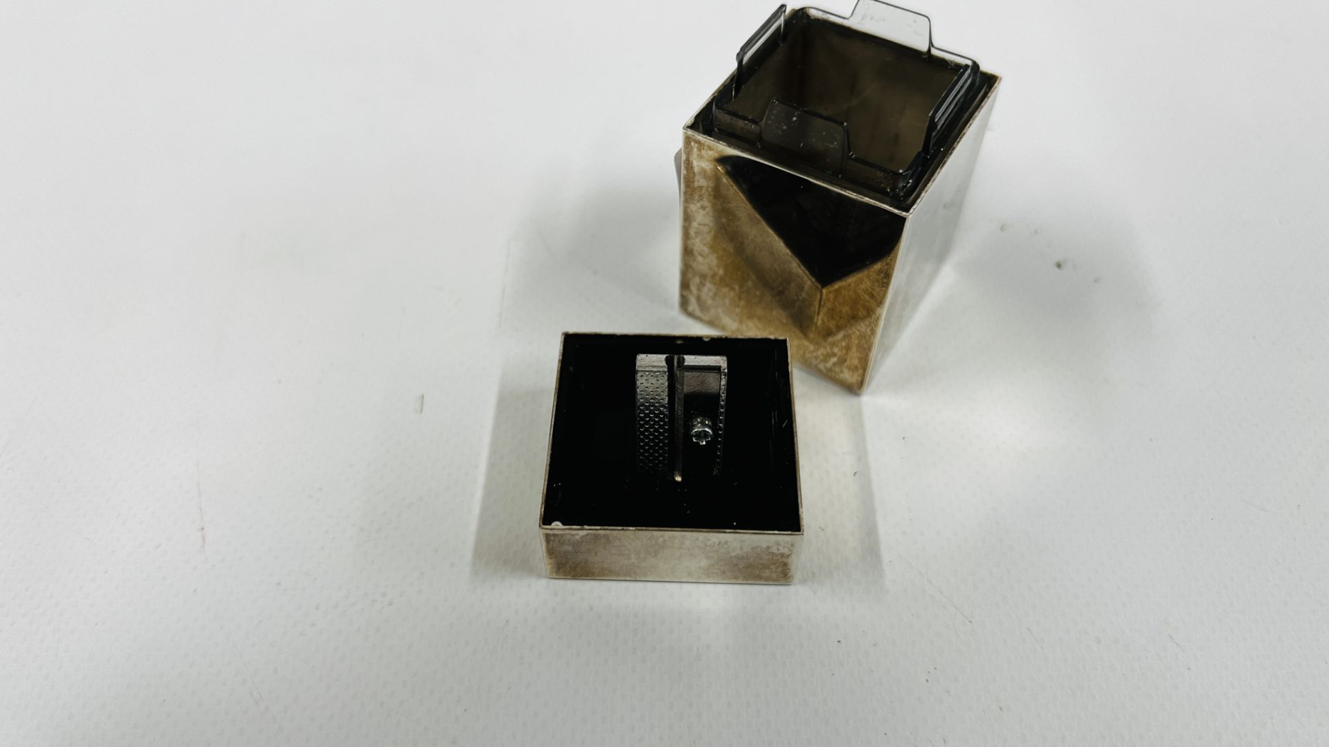 A MODERN SILVER PENCIL SHARPENER OF SQUARE FORM, LONDON ASSAY MARKED PENHALIGONS H 5.8CM X 3.8 X 3. - Image 6 of 7
