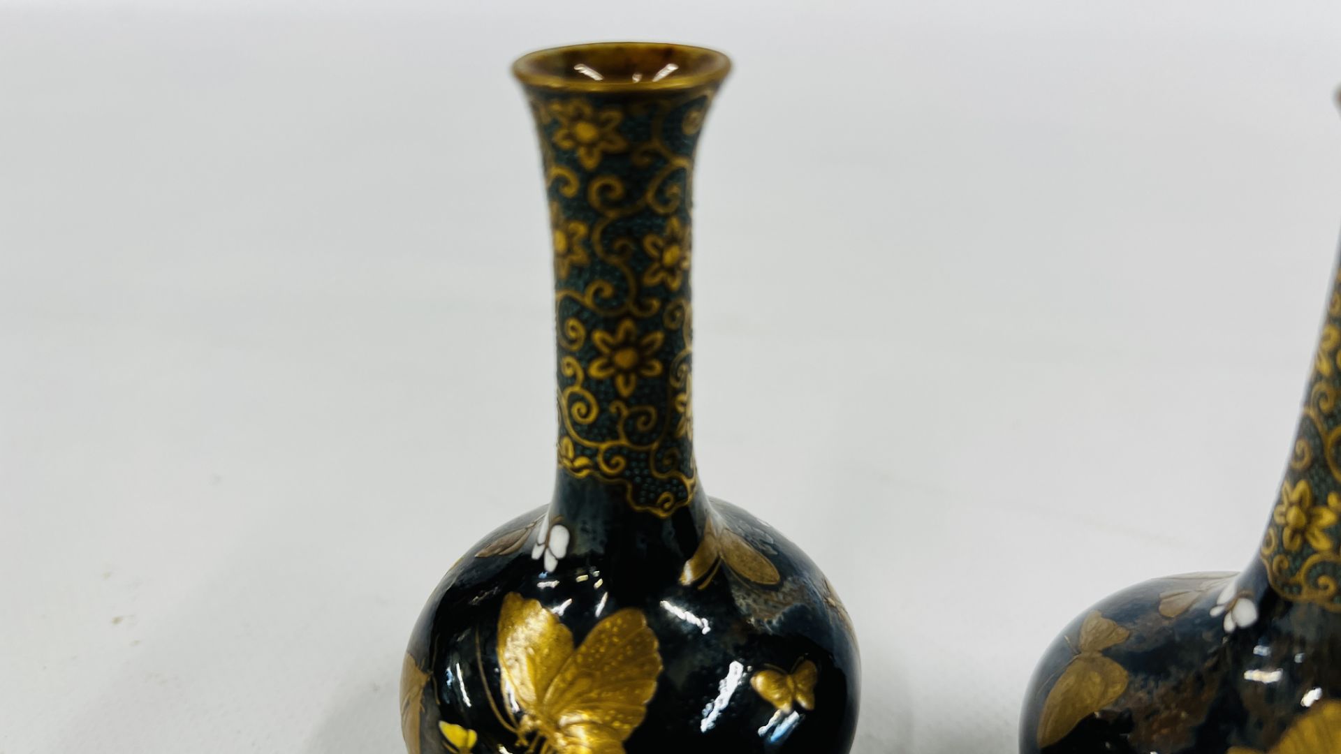 A PAIR OF MINIATURE ONION VASES GILT DECORATED WITH BUTTERFLIES HEIGHT 9CM ALONG WITH A MINIATURE - Image 4 of 24