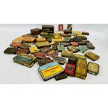 A BOX CONTAINING AN EXTENSIVE COLLECTION OF ASSORTED EMPTY VINTAGE TOBACCO TINS TO INCLUDE EXAMPLES