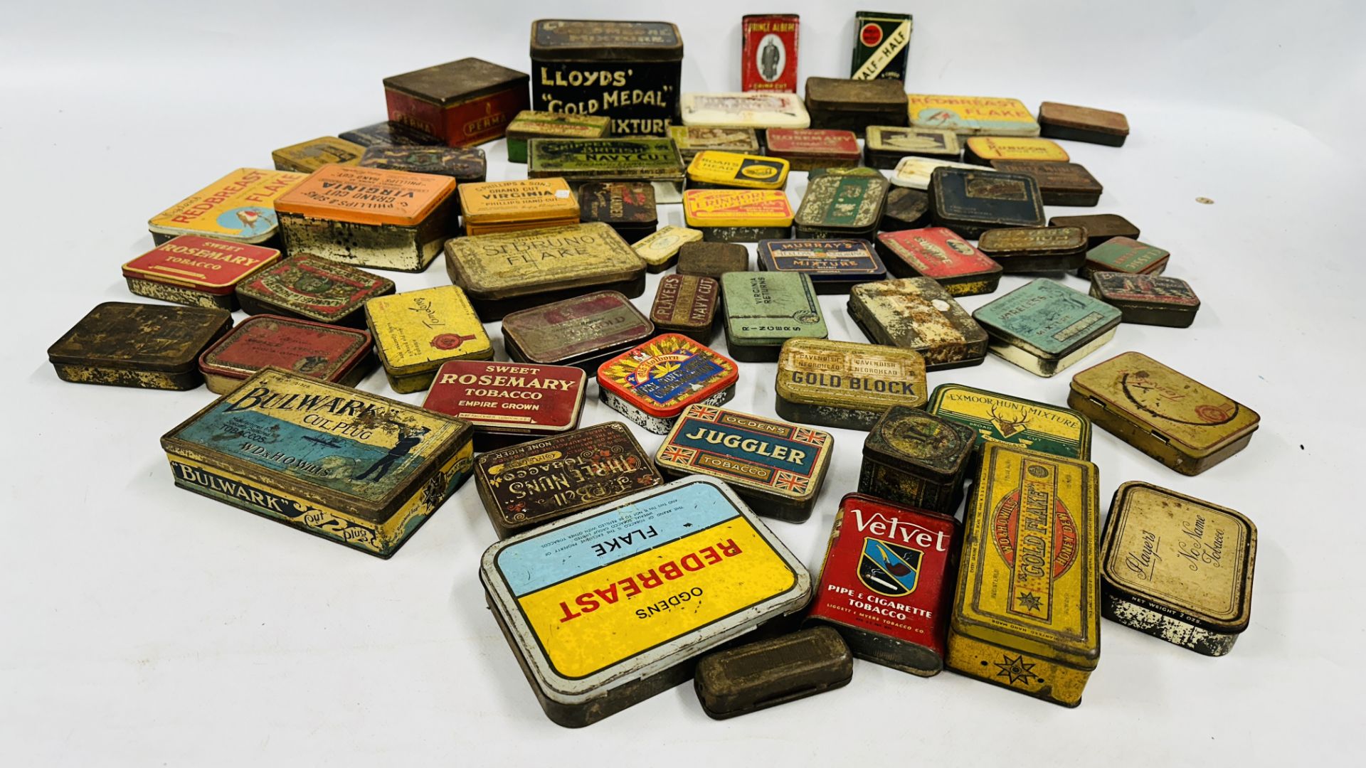 A BOX CONTAINING AN EXTENSIVE COLLECTION OF ASSORTED EMPTY VINTAGE TOBACCO TINS TO INCLUDE EXAMPLES