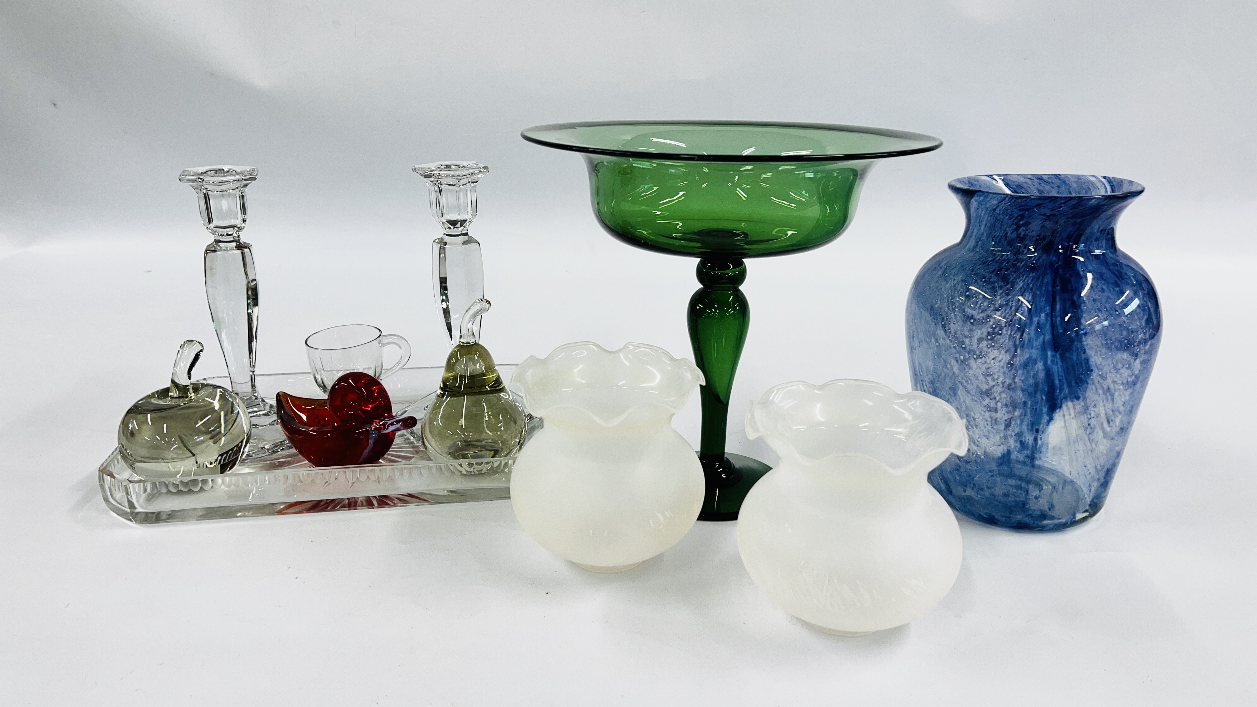 A GROUP OF GLASSWARE TO INCLUDE A GREEN GLASS TAZZA H 23.