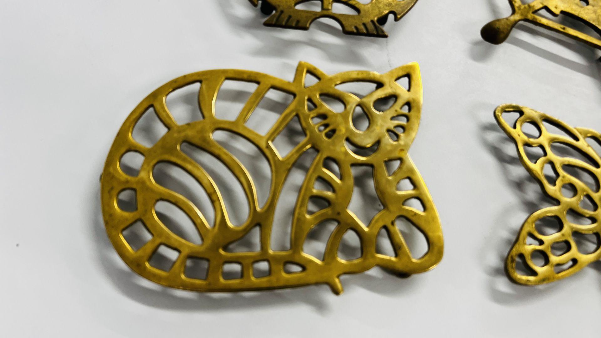 A GROUP OF 4 VINTAGE BRASS TRIVETS TO INCLUDE AN EXAMPLE IN THE FORM OF A CAT AND AN OWL ETC. - Image 2 of 5