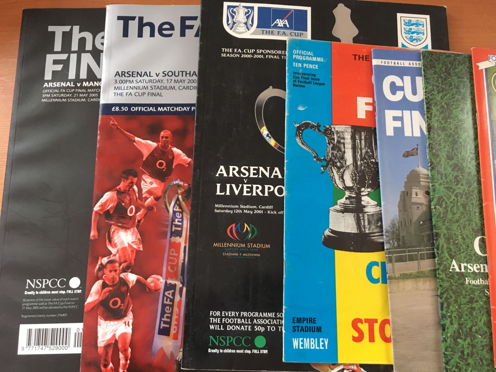 EPHEMERA: BOX OF FOOTBALL PROGRAMMES INCLUDING 13 CUP FINALS. - Bild 3 aus 4