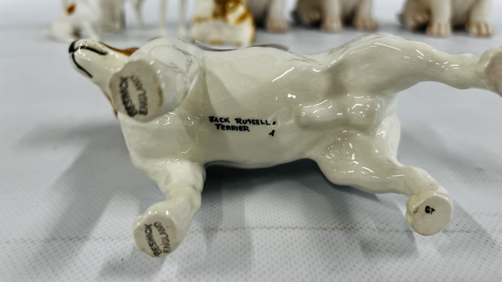 A BESWICK MODEL OF A JACK RUSSELL TERRIER L 15.5CM X H 11. - Image 14 of 14