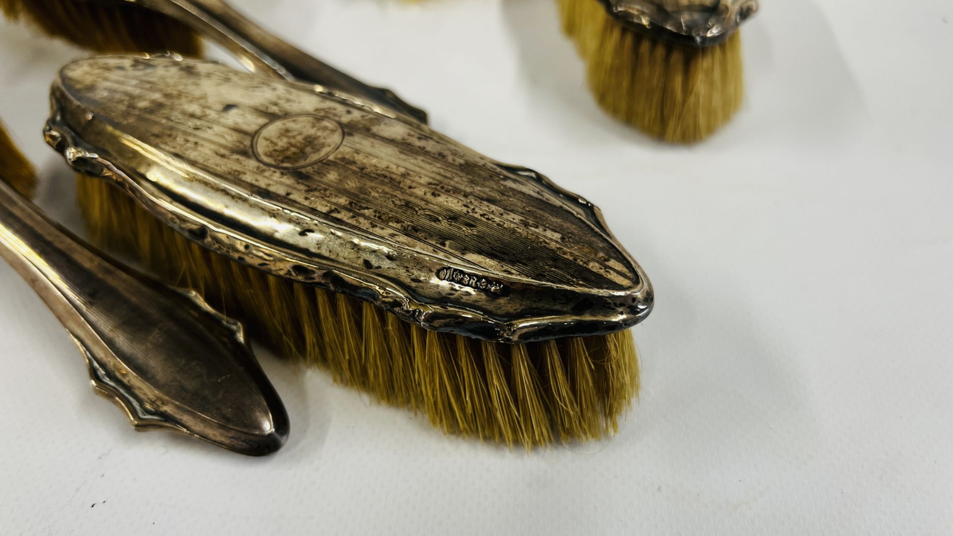 A VINTAGE 5 PIECE SILVER BACKED DRESSING TABLE BRUSH SET ALONG WITH A FURTHER PAIR OF BRUSHES & ONE - Image 3 of 12