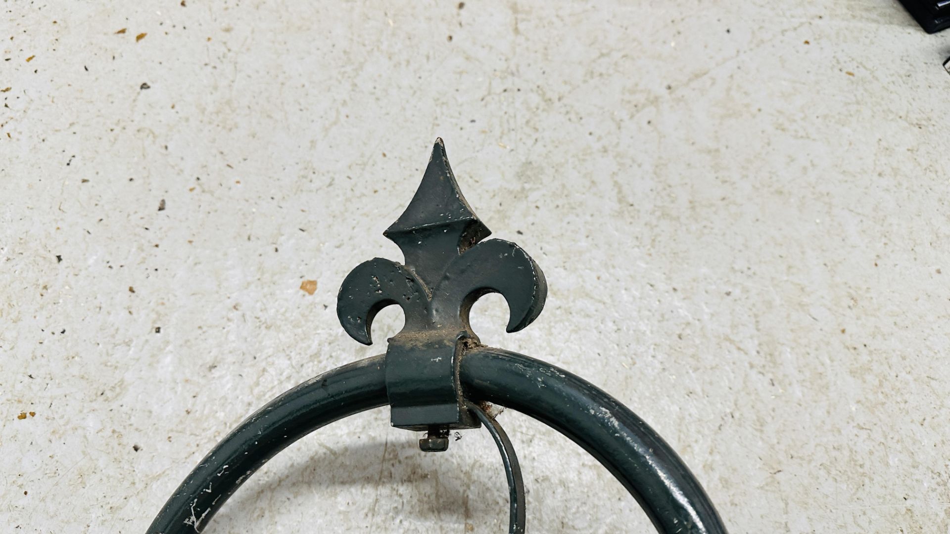 AN ORIGINAL VINTAGE PAINTED CAST LAMP COLUMN BRACKET - H 103CM - WIRE REMOVED. - Image 7 of 9