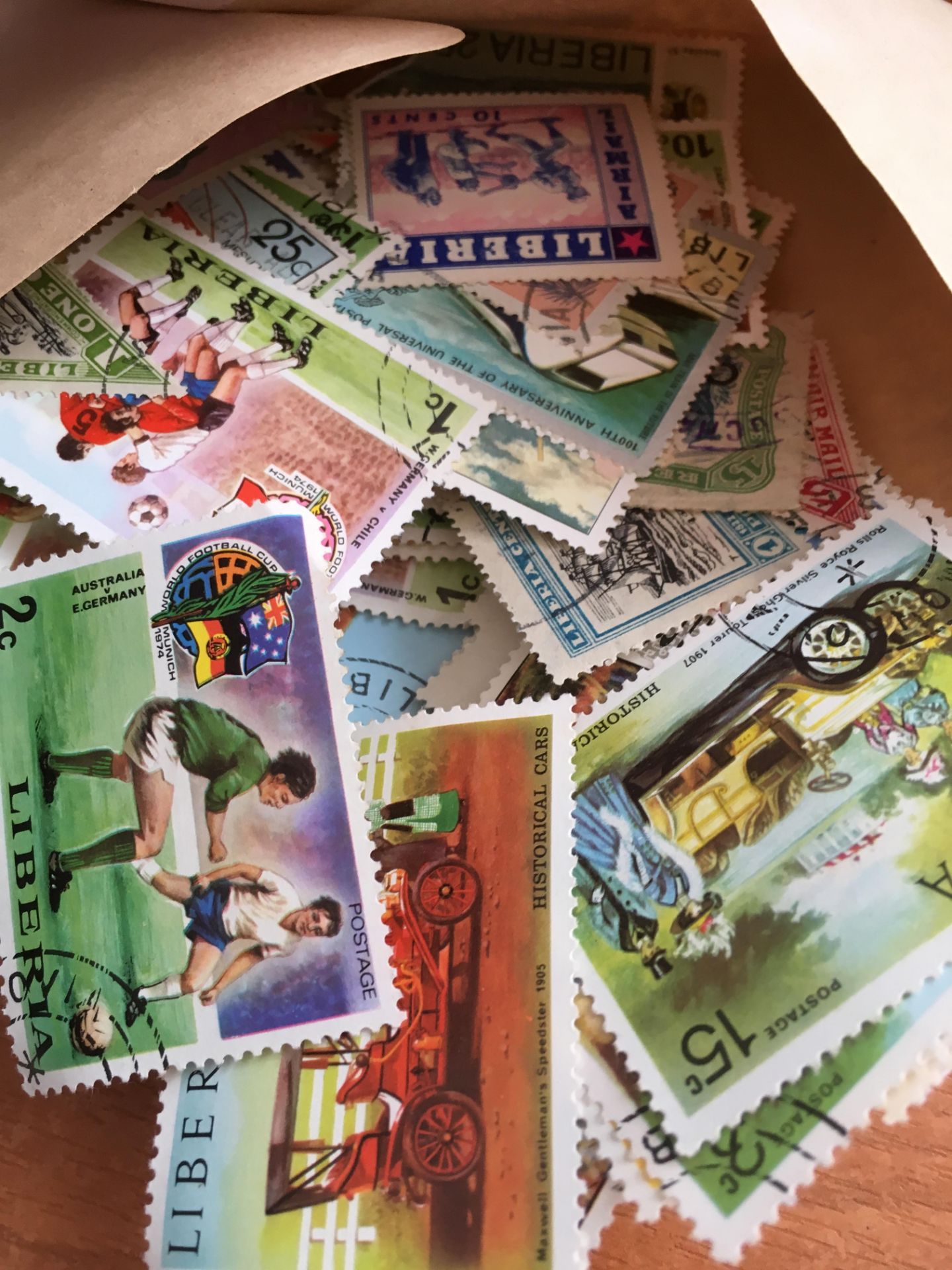 STAMPS: METAL FILING DRAWER WITH FOREIGN SORTED INTO ENVELOPES BY COUNTRIES. - Image 4 of 8