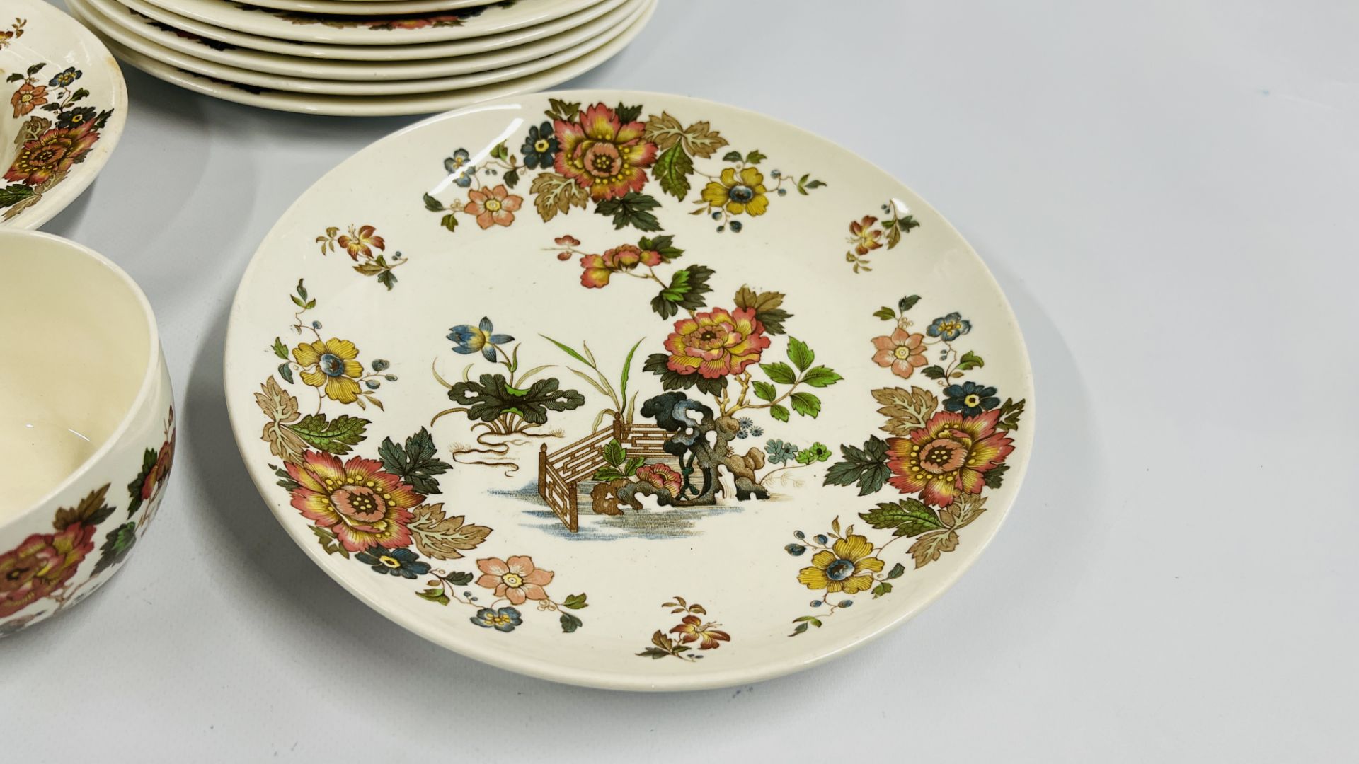 APPROXIMATELY 61 PIECES OF WEDGEWOOD EASTERN FLOWERS TEA AND DINNERWARE. - Image 10 of 16