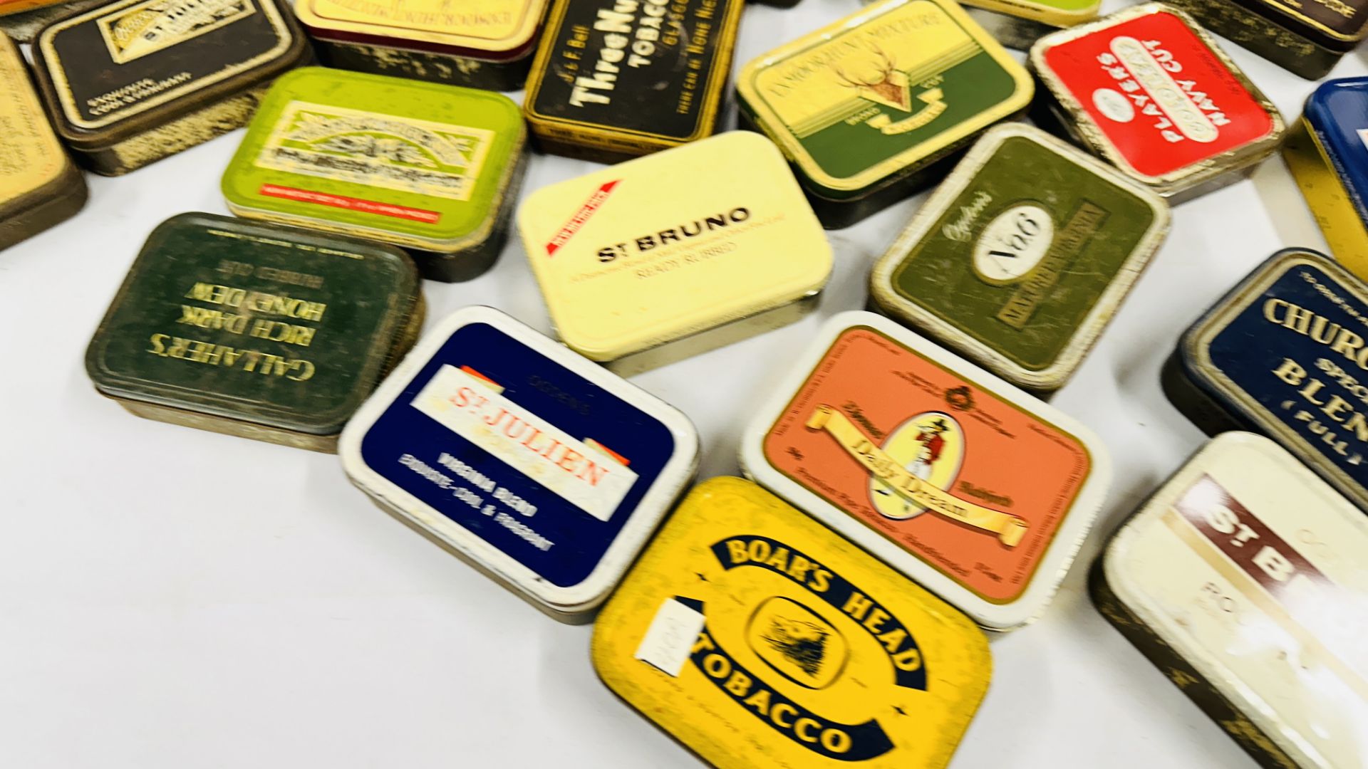 A BOX CONTAINING AN EXTENSIVE COLLECTION OF ASSORTED EMPTY VINTAGE TOBACCO TINS TO INCLUDE EXAMPLES - Bild 3 aus 12