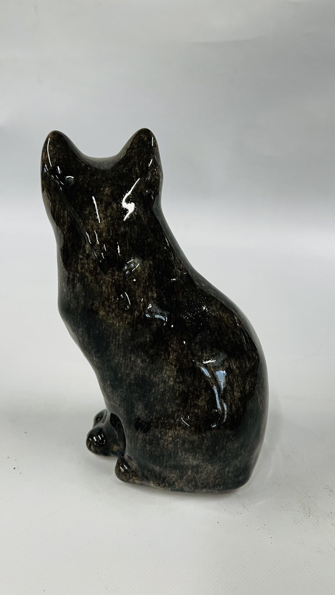 A HANDCRAFTED WINSTANLEY NO.4 SEATED CAT FIGURE - HEIGHT 24CM. - Bild 4 aus 6