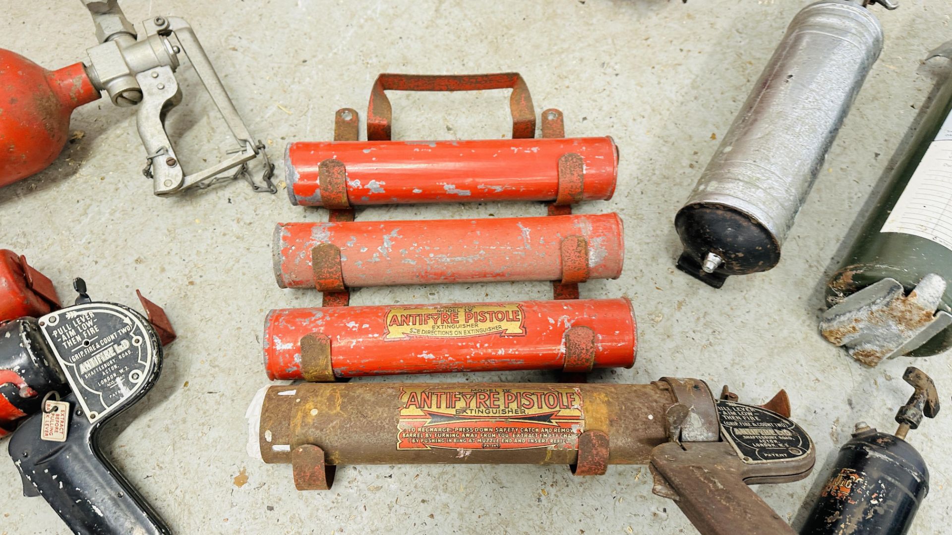 COLLECTION OF ASSORTED VINTAGE FIRE EXTINGUISHERS TO INCLUDE GOVERNMENT ISSUED ALONG WITH A VINTAGE - Image 6 of 16