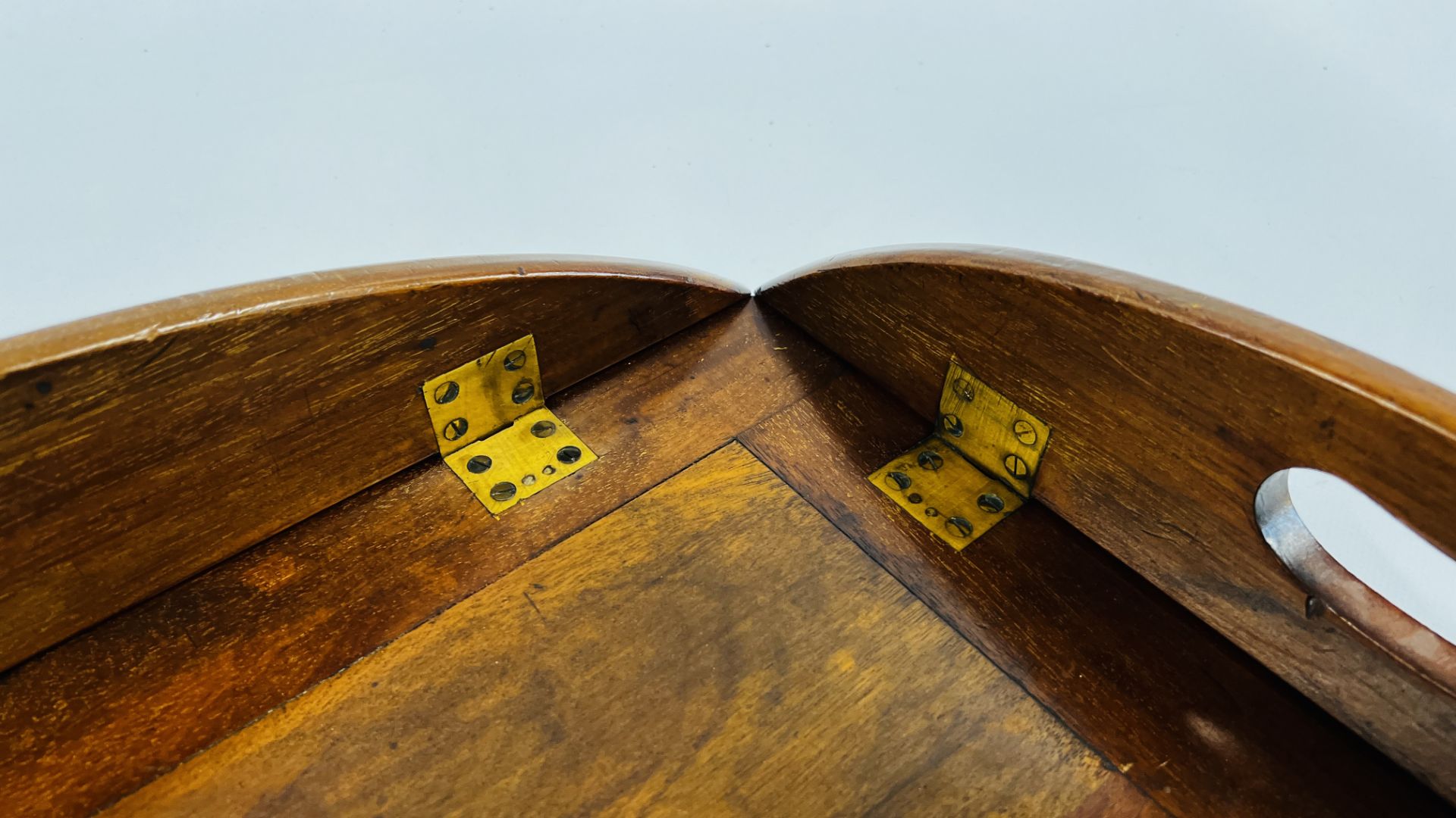 A MAHOGANY BUTLER'S TRAY WITH FOLDING SIDES ON FOLDING STAND TRAY 68 X 42CM. - Bild 9 aus 16