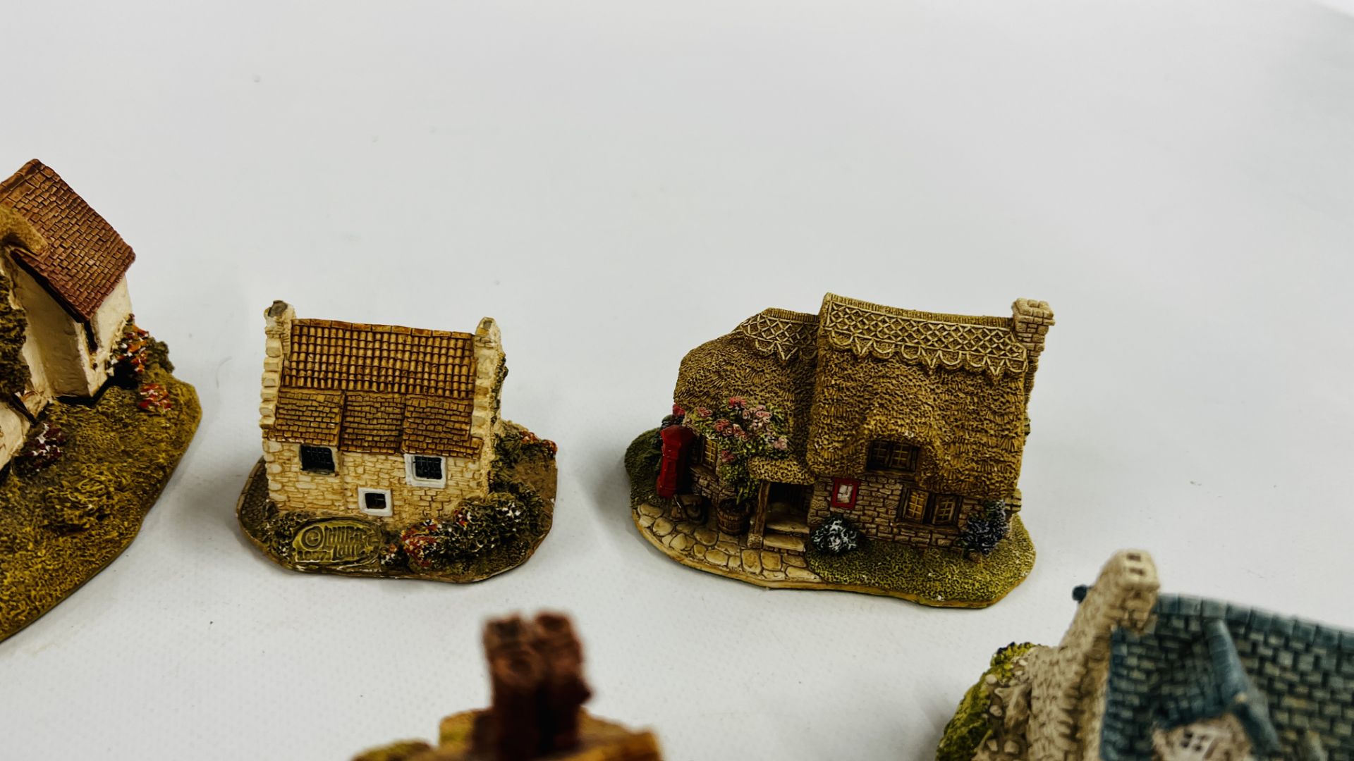 A COLLECTION OF 13 LILLIPUT LANE COTTAGES, SOME HAVING DEEDS ALONG WITH LILLLIPUT LANE BOOKLETS. - Image 6 of 13