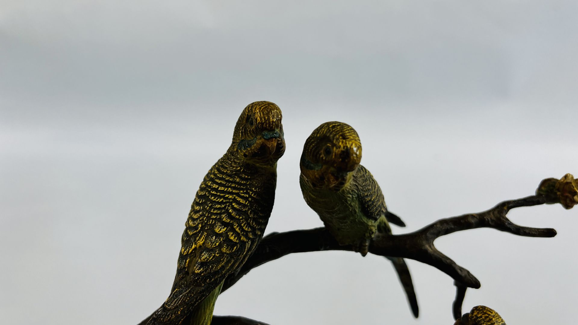 COLD PAINTED BRONZE STUDY OF THREE BUDGERIGARS ON A BLOSSOM BRANCH ON A HARD STONE BASE - L 33CM X - Bild 2 aus 8