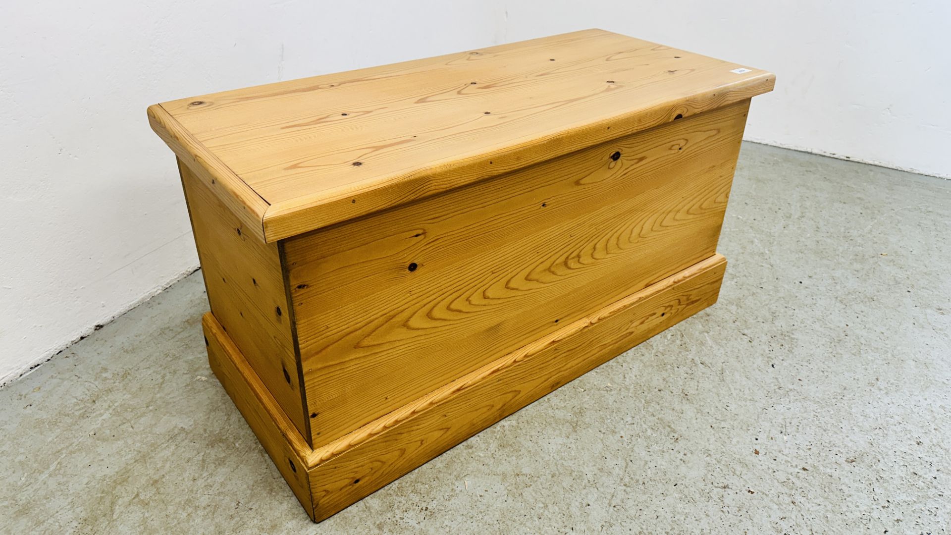 MODERN WAXED PINE HINGED TOP BLANKET / TOY BOX - W 96CM X D 44CM X H 50CM. - Image 3 of 7