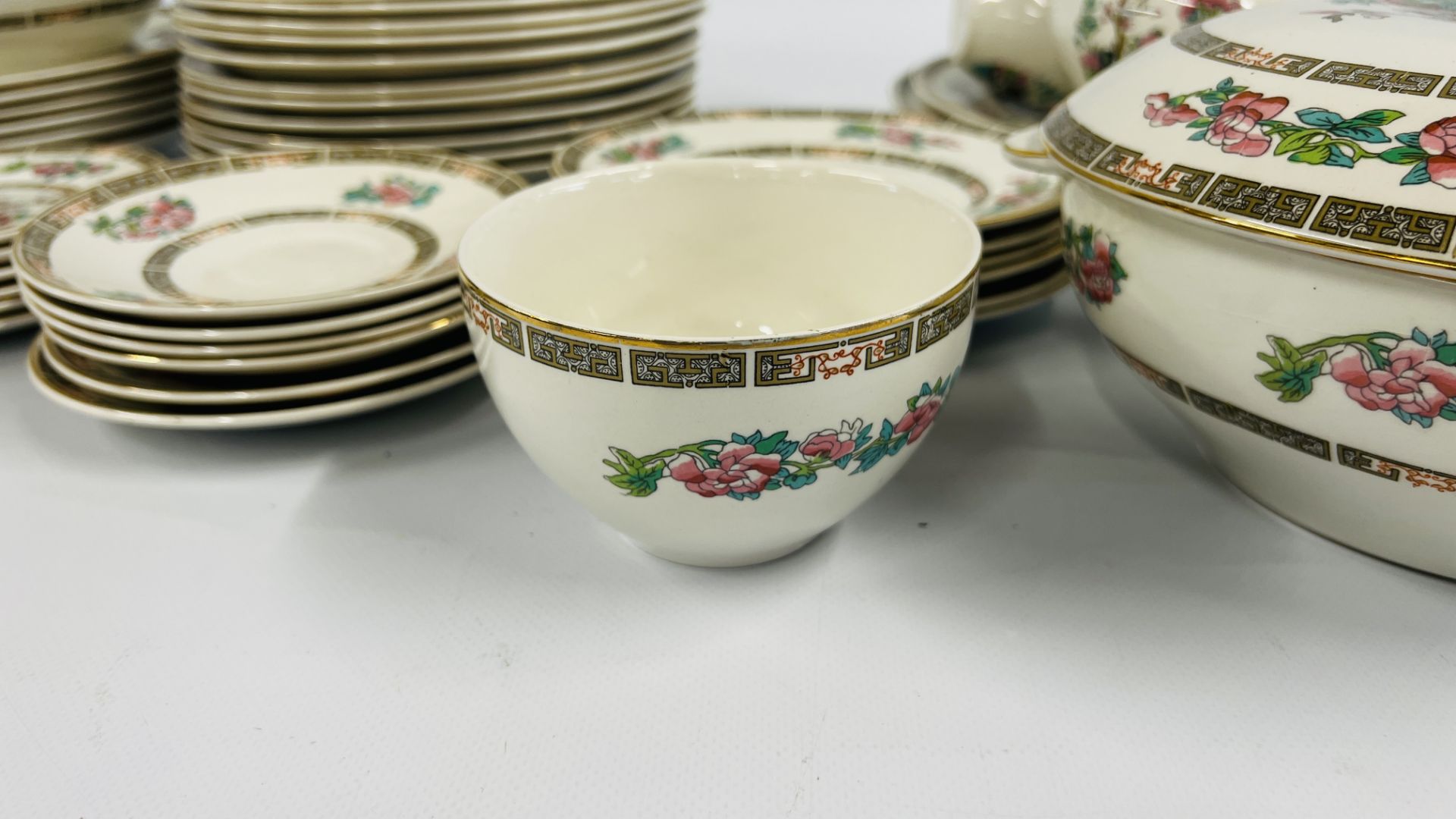 55 PIECES OF WEDGEWOOD INDIAN TREE DINNERWARE INCLUDING PLATES, CUPS, SAUCERS, TUREENS ETC. - Image 4 of 10