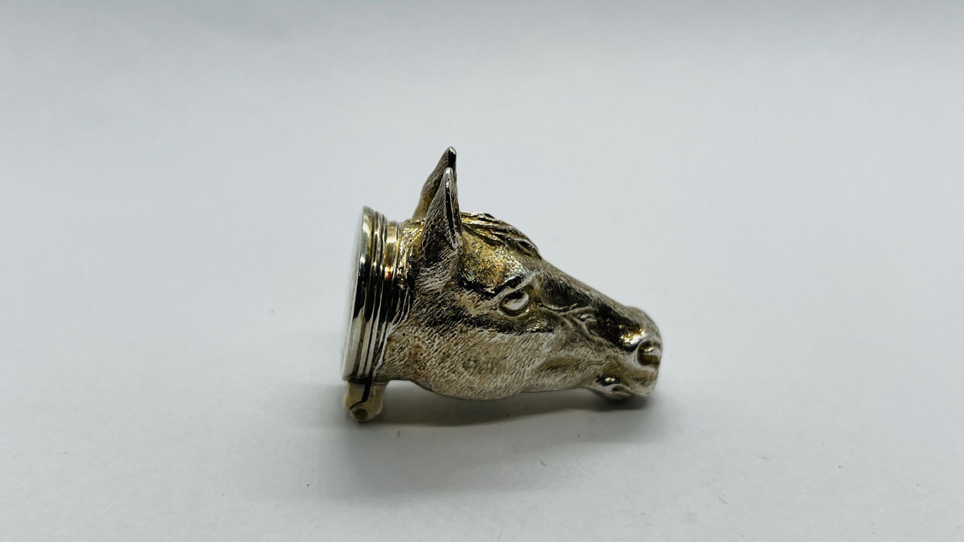 A SILVER HINGED HORSE HEAD SNUFF BOX WITH GILT INTERIOR, LONDON ASSAY R.C. - L 3.8CM. - Image 5 of 8