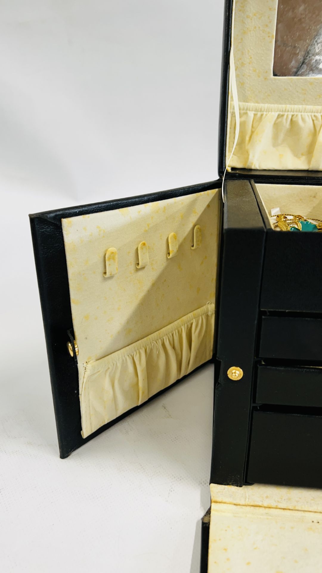 A SELECTION OF COSTUME JEWELLERY IN A LARGE BLACK JEWELLERY BOX. - Image 9 of 10