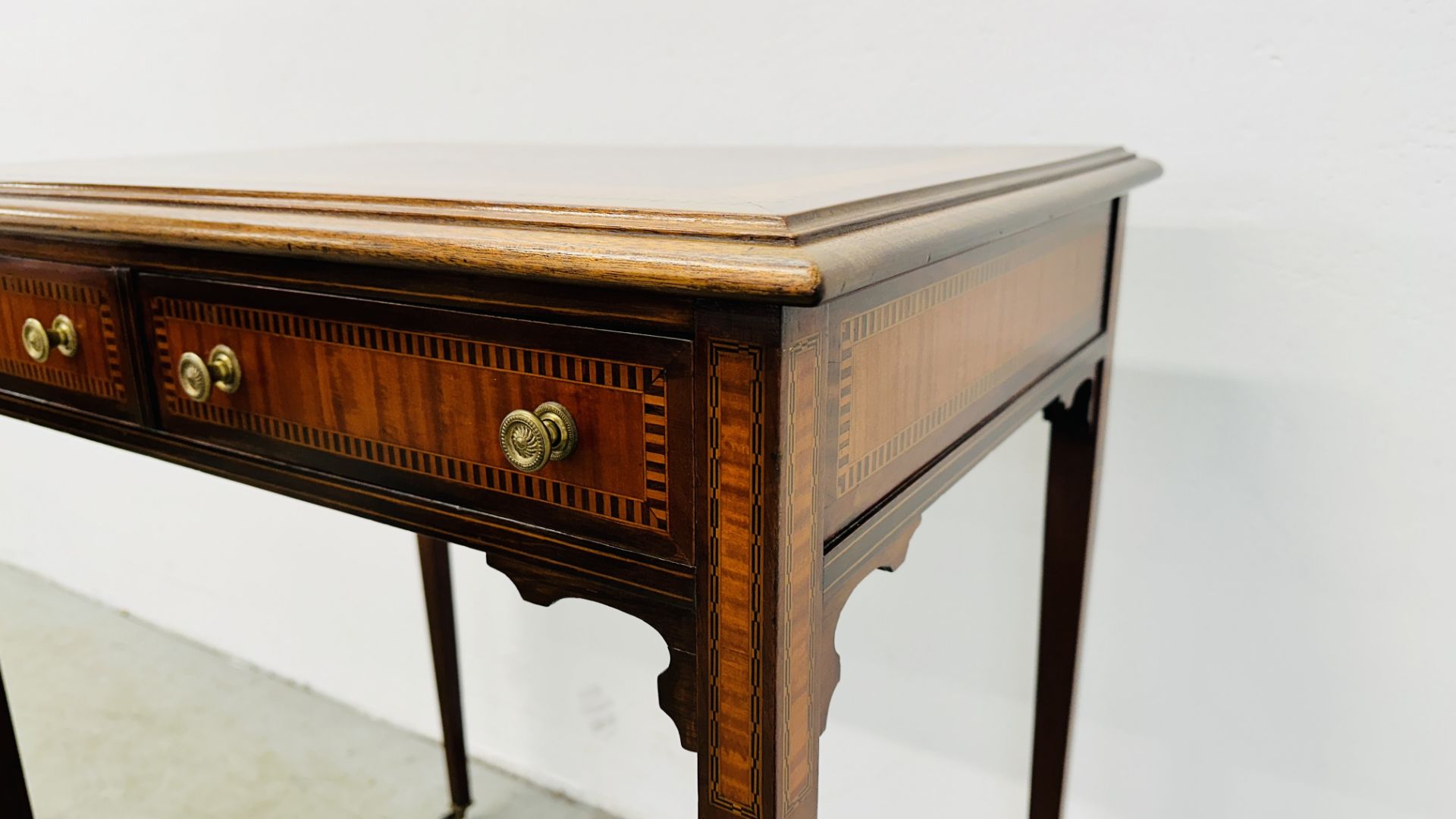 ANTIQUE MAHOGANY & INLAID 2 DRAWER WRITING TABLE WITH BRASS DETAILED HANDLES STANDING ON CASTERS, - Image 6 of 11