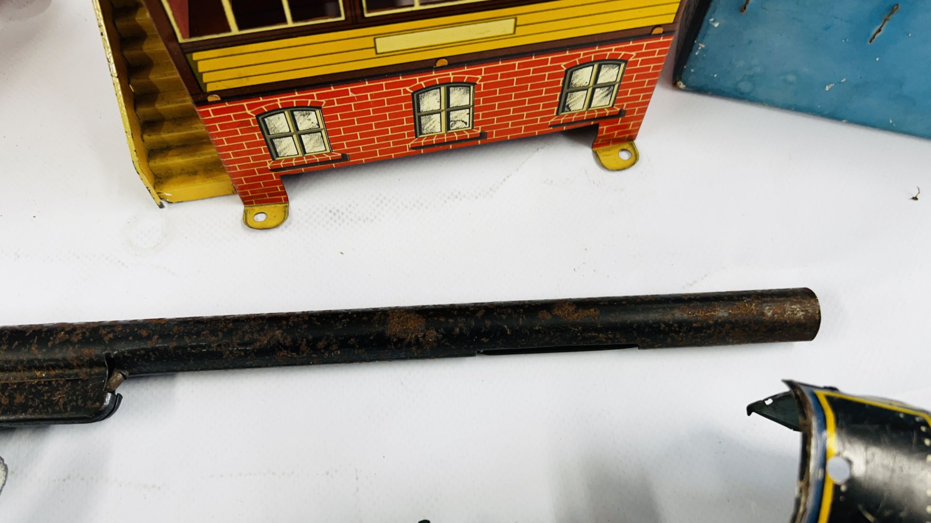 7 VINTAGE TOYS TO INCLUDE TIN PLATE, HORNBY SIGNAL CABIN WITH ORIGINAL BOX, CRANE, - Image 7 of 11