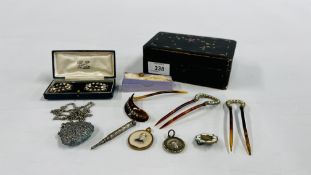 A VINTAGE WOODEN BOX CONTAINING VINTAGE HAIR ACCESSORIES, BELT BUCKLES, PROPELLING PENCIL, GILT PIN,