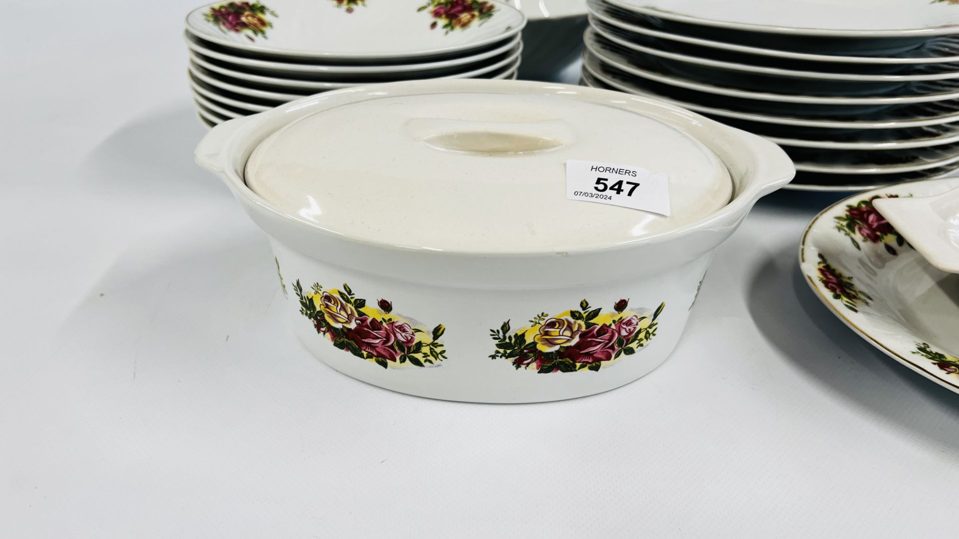 APPROXIMATELY 23 PIECES OF ROYAL NORFOLK COUNTRY ROSES DINNER + TEA WARE. - Image 8 of 9