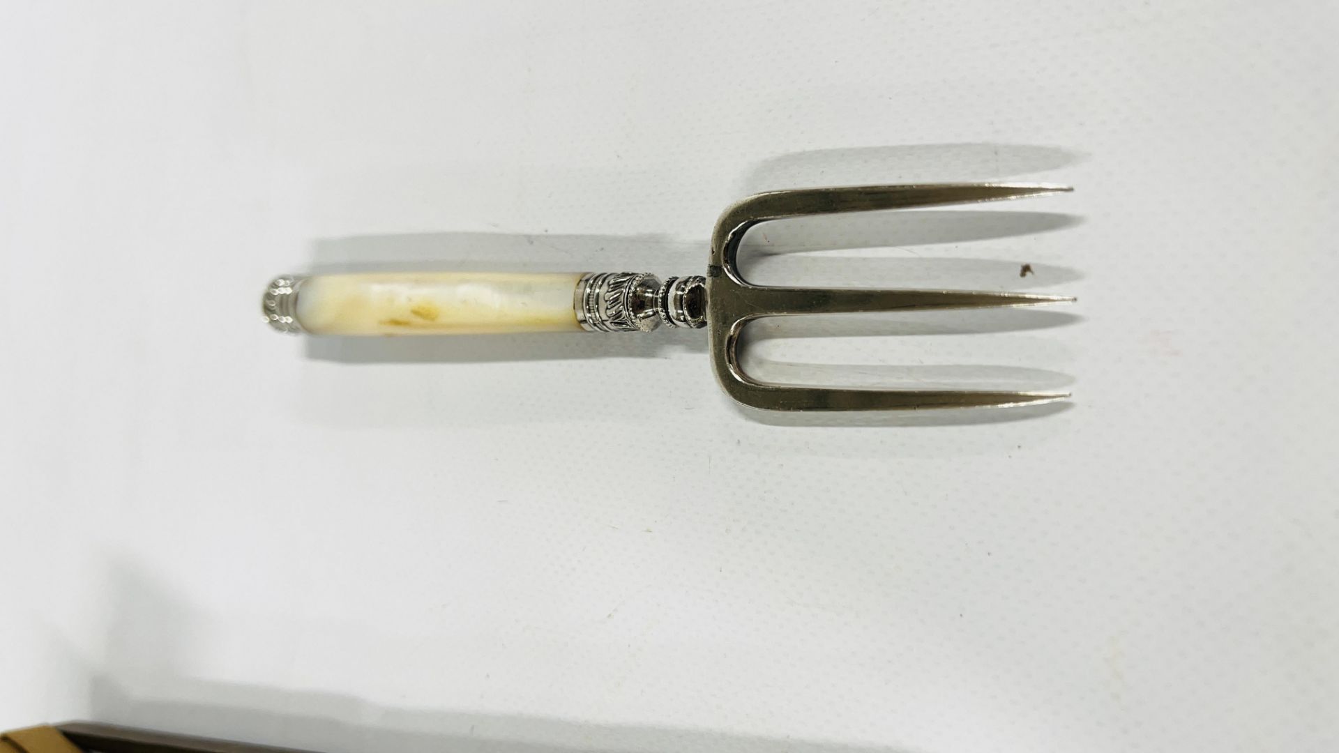 A SET OF SIX CASE SILVER EGG SPOONS ALONG WITH AN ANTIQUE SILVER FORK AND A FURTHER PICKLE FORK - Image 7 of 12