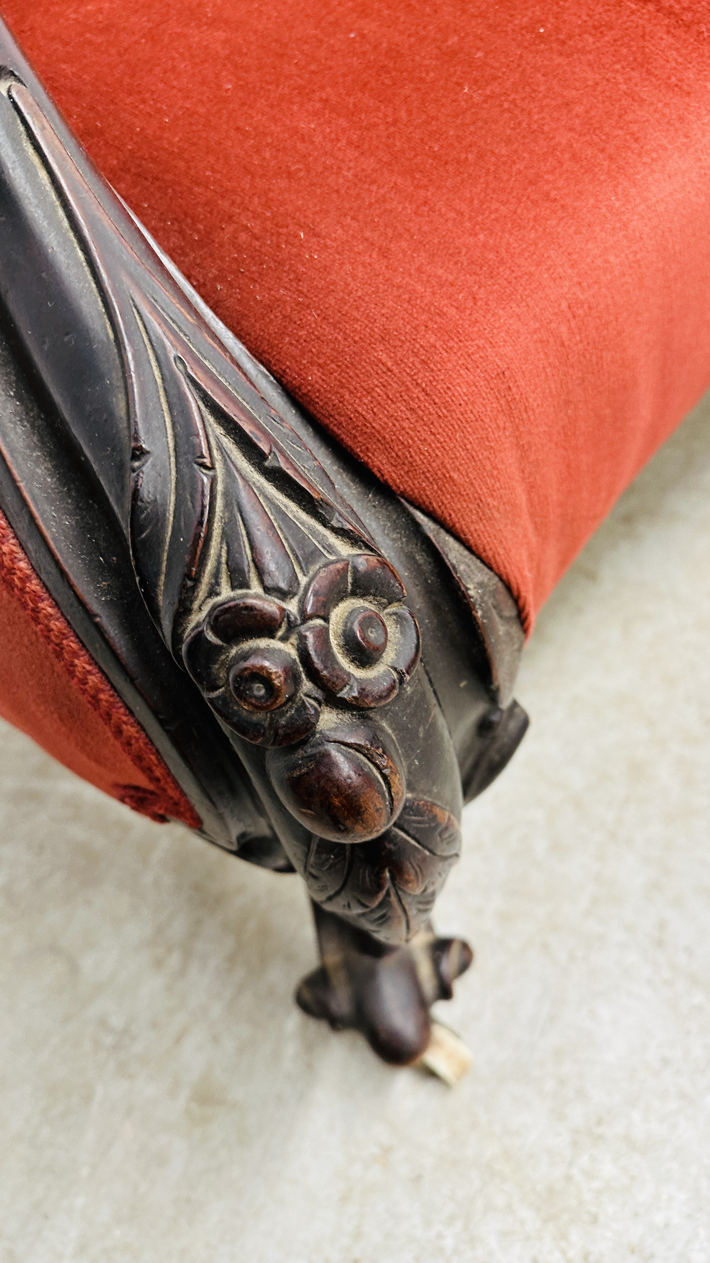 A VICTORIAN MAHOGANY FRAMED HUMP BACK SOFA IN RED BUTTON BACK VELOUR - L 210CM. - Image 9 of 15