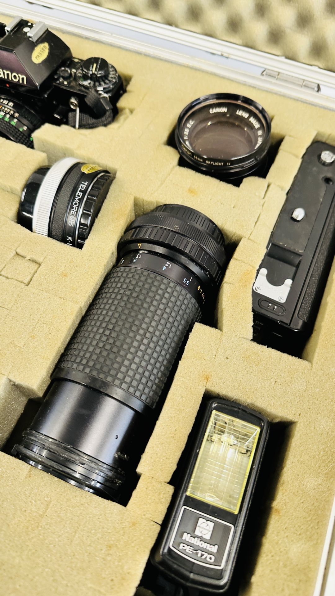 A FLIGHT CASE CONTAINING CAMERA'S TO INCLUDE CANON EOS, CANON A-1, 80-200 H07A LENS, CANON 135MM 1. - Bild 5 aus 7