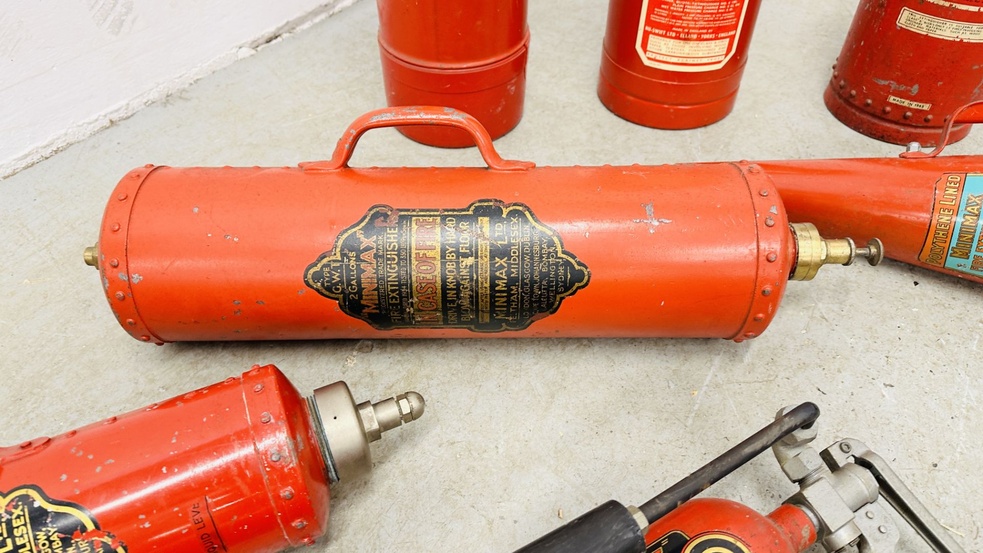 COLLECTION OF ASSORTED VINTAGE FIRE EXTINGUISHERS TO INCLUDE GOVERNMENT ISSUED ALONG WITH A VINTAGE - Image 14 of 16