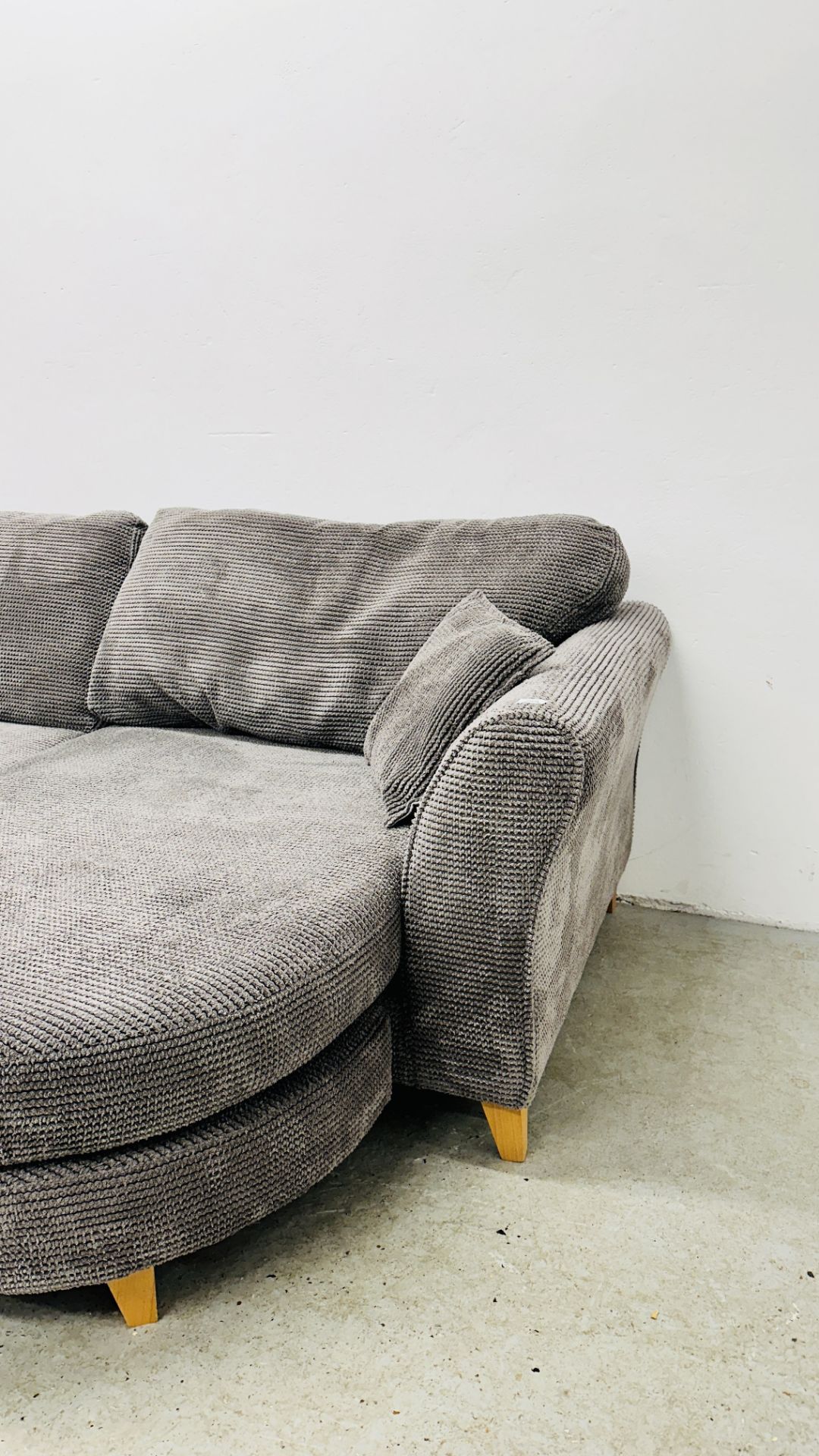 GOOD QUALITY DFS CORNER SOFA UPHOLSTERED IN CHARCOAL GREY. - Image 7 of 10