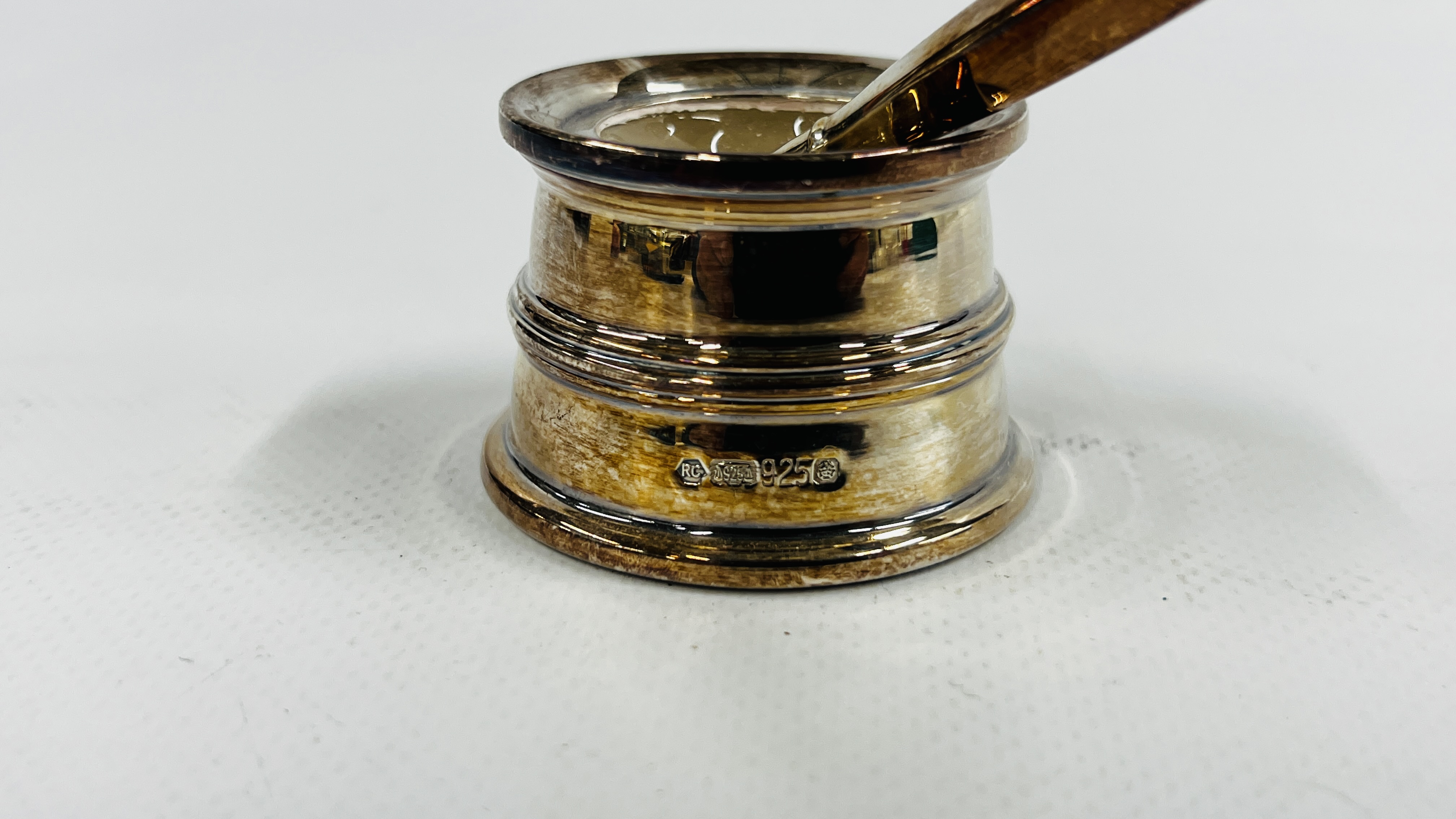 A SILVER INKWELL WITH CLEAR GLASS LINER AND RELATED DIP PEN, SHEFFIELD ASSAY RC. - Image 5 of 8