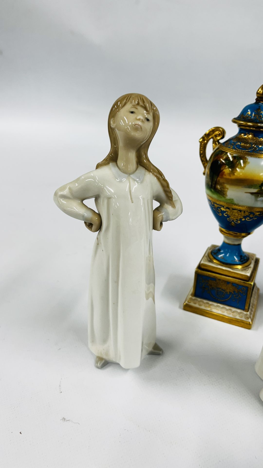 6 CABINET COLLECTIBLE PIECES TO INCLUDE LLADRO POLAR BEAR, LLADRO GIRL AND ONE OTHER, - Image 6 of 11