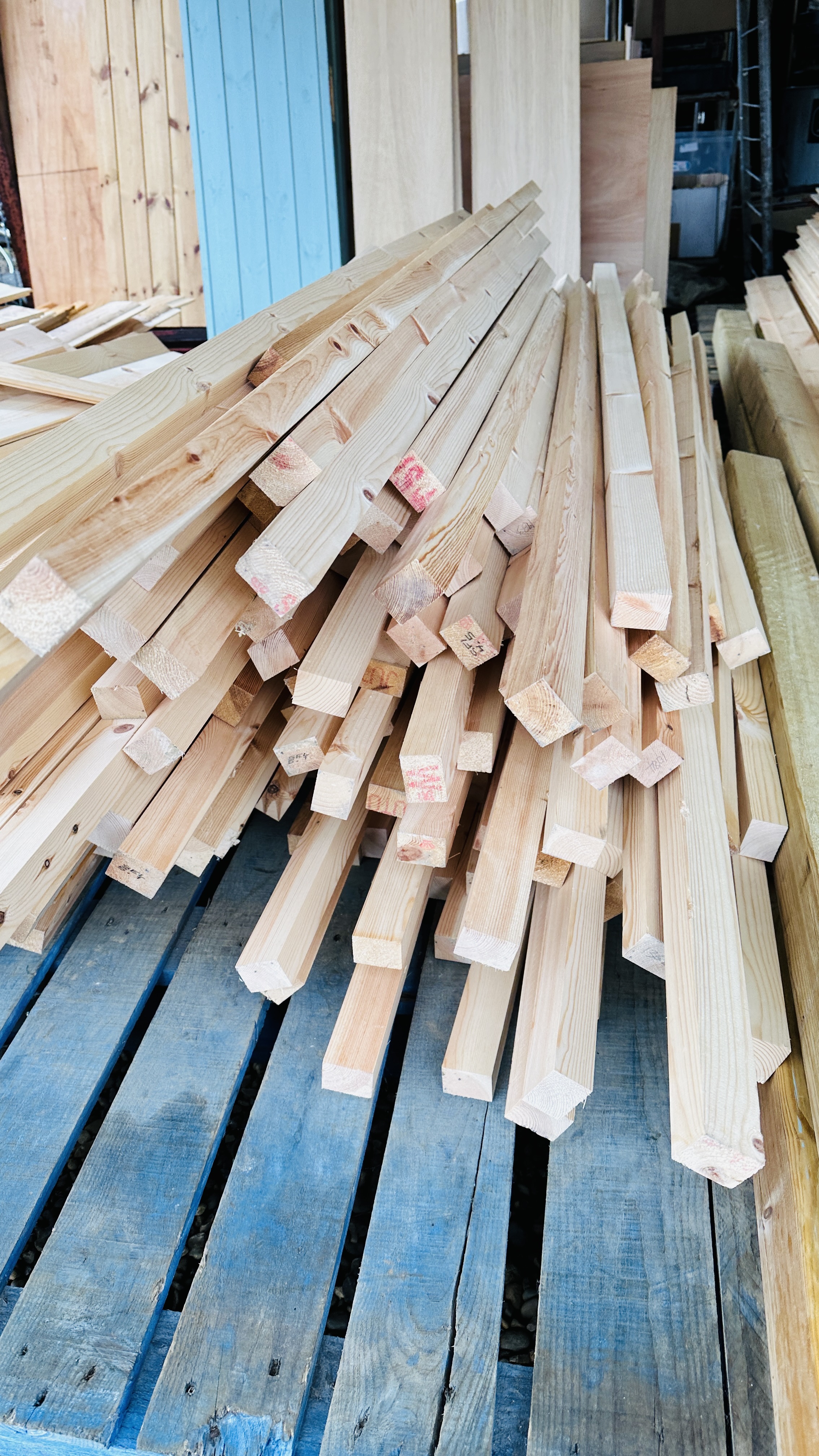 QUANTITY 45 X 35MM PLANED TIMBER MIXED LENGTH MAX 2.6M. THIS LOT IS SUBJECT TO VAT ON HAMMER PRICE. - Image 2 of 4