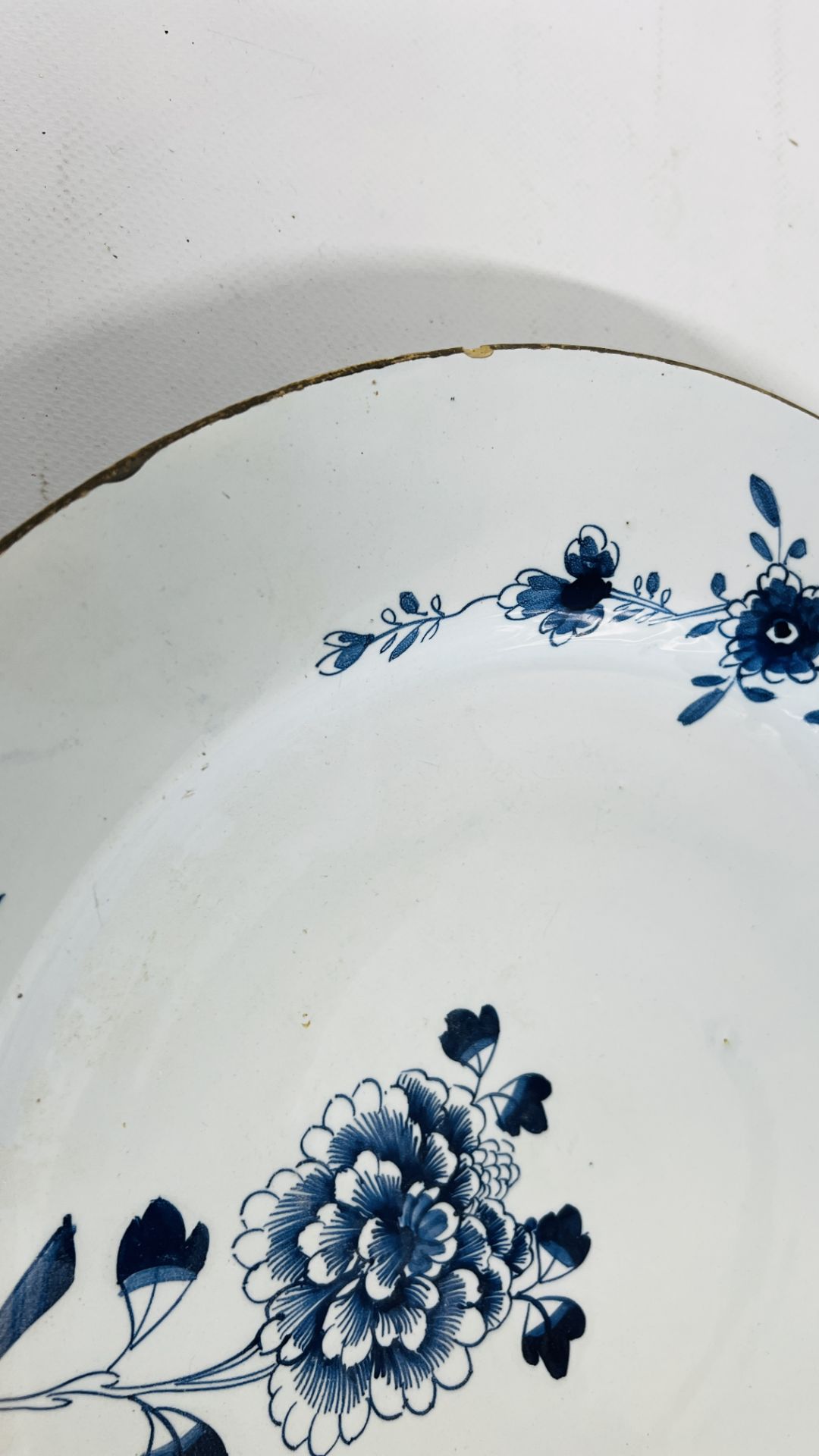 ENGLISH DELFT CHARGER C 1750/60, STILT MARKS DIAMETER 34CM. - Image 3 of 7