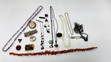 A TRAY OF VICTORIAN AND LATER JEWELLERY TO INCLUDE CORAL AND AMETHYST NECKLACES, AGATE LOCKET,