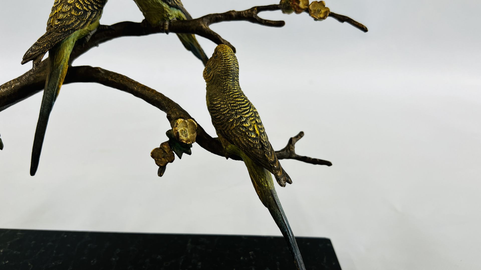 COLD PAINTED BRONZE STUDY OF THREE BUDGERIGARS ON A BLOSSOM BRANCH ON A HARD STONE BASE - L 33CM X - Bild 5 aus 8