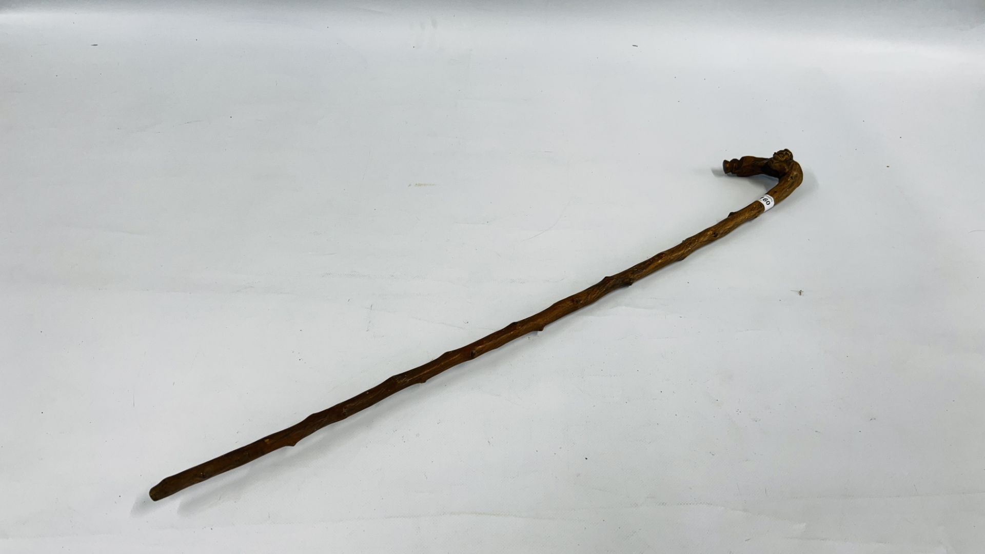 A C19th VINTAGE BRIAR WOOD WALKING STICK THE HANDLE CARVED WITH A GENTLEMAN'S FACE, L 89CM.