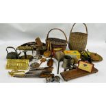 A LARGE GROUP OF VINTAGE KITCHENALIA TO INCLUDE BASKETS, TREEN, KNIVES,