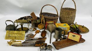 A LARGE GROUP OF VINTAGE KITCHENALIA TO INCLUDE BASKETS, TREEN, KNIVES,
