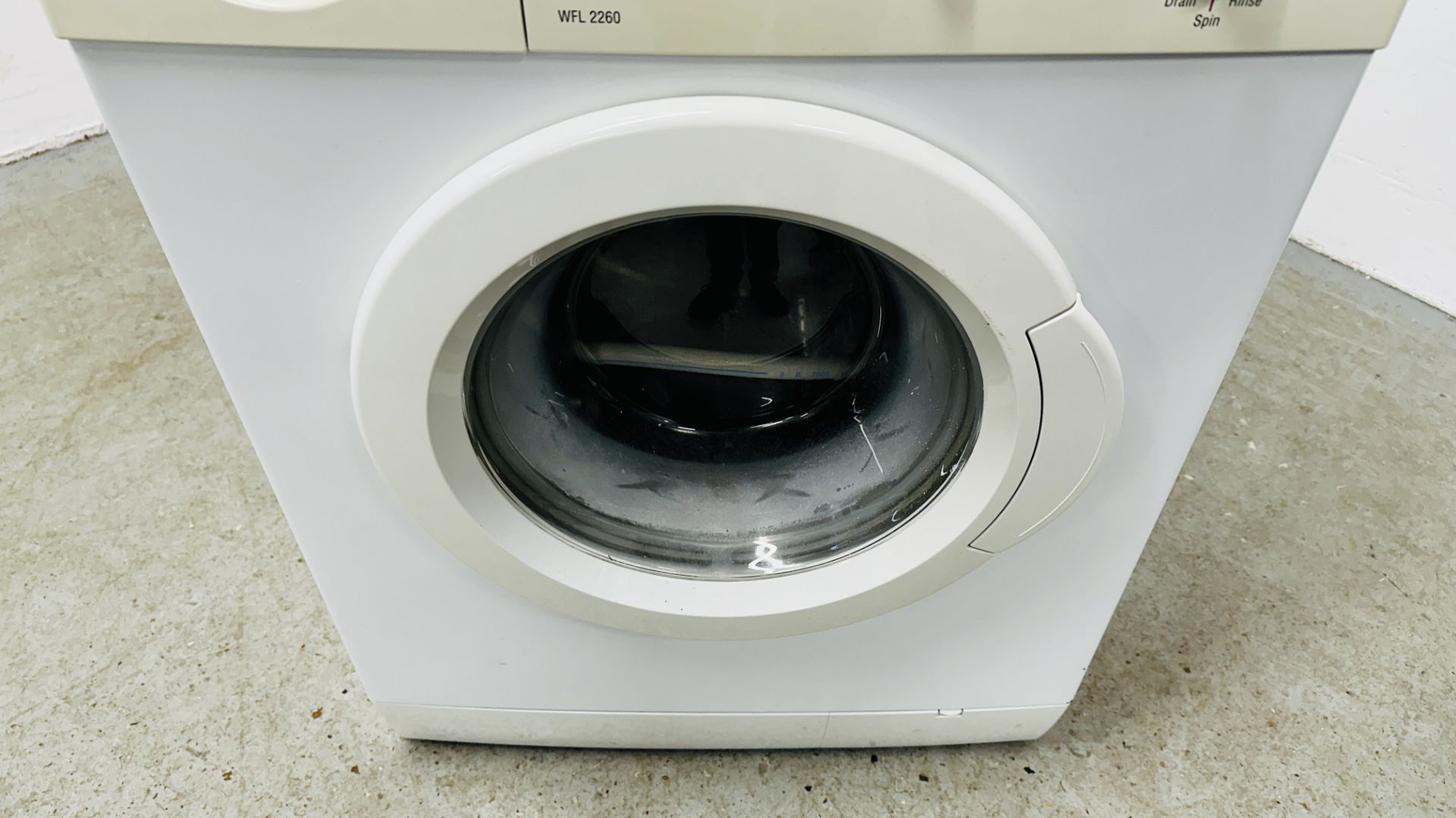 BOSCH MAXX WASHING MACHINE MODEL WFL-2260 - SOLD AS SEEN. - Image 3 of 6