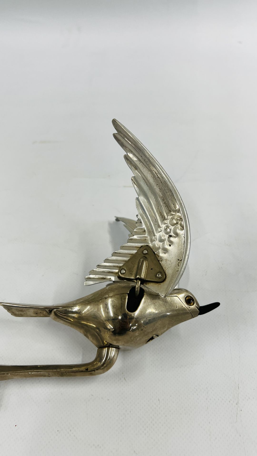 AN UNUSUAL VINTAGE FLAPPING WING BIRD CAR MASCOT (OVERALL WING SPAN 24CM). - Bild 4 aus 6