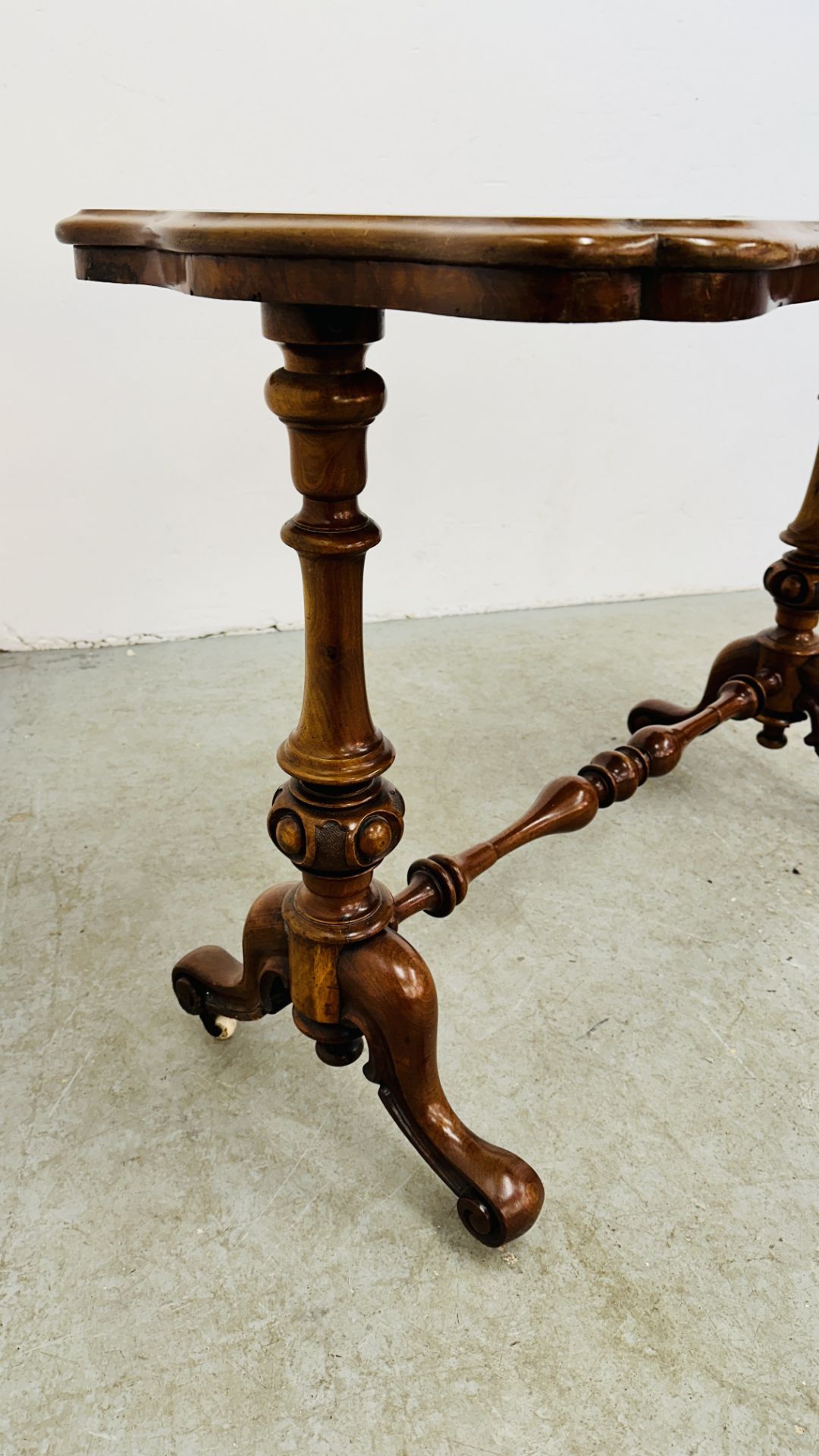 A VICTORIAN OCCASIONAL TABLE ON CASTERS W 96CM X D 50CM. - Image 3 of 12