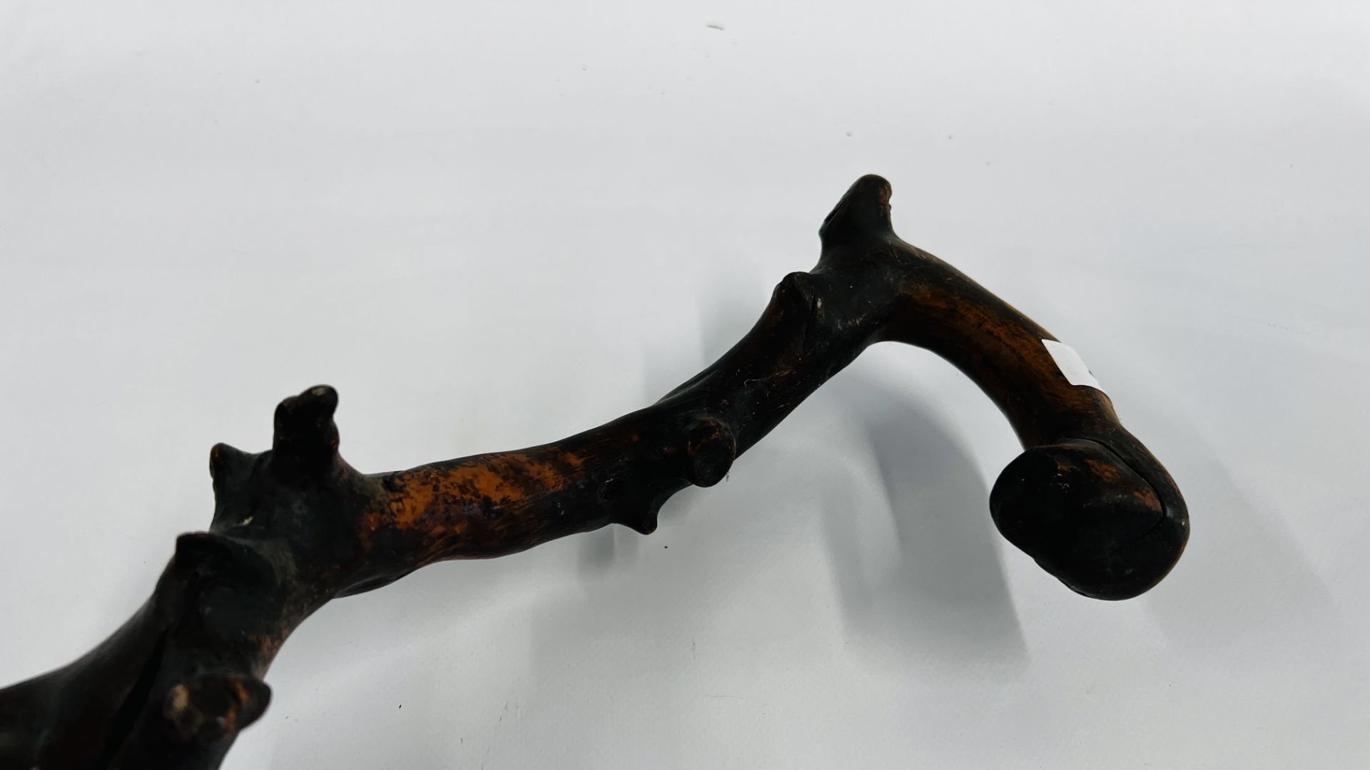 A VINTAGE GNARL WOOD WALKING STICK, L 85CM. - Image 2 of 6