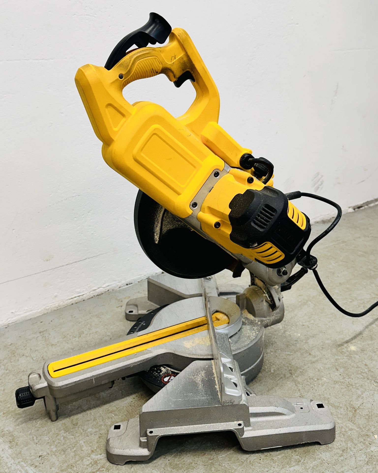 DE WALT COMPOUND MITRE SAW MODEL DWS773 - SOLD AS SEEN. THIS LOT IS SUBJECT TO VAT ON HAMMER PRICE. - Image 4 of 5