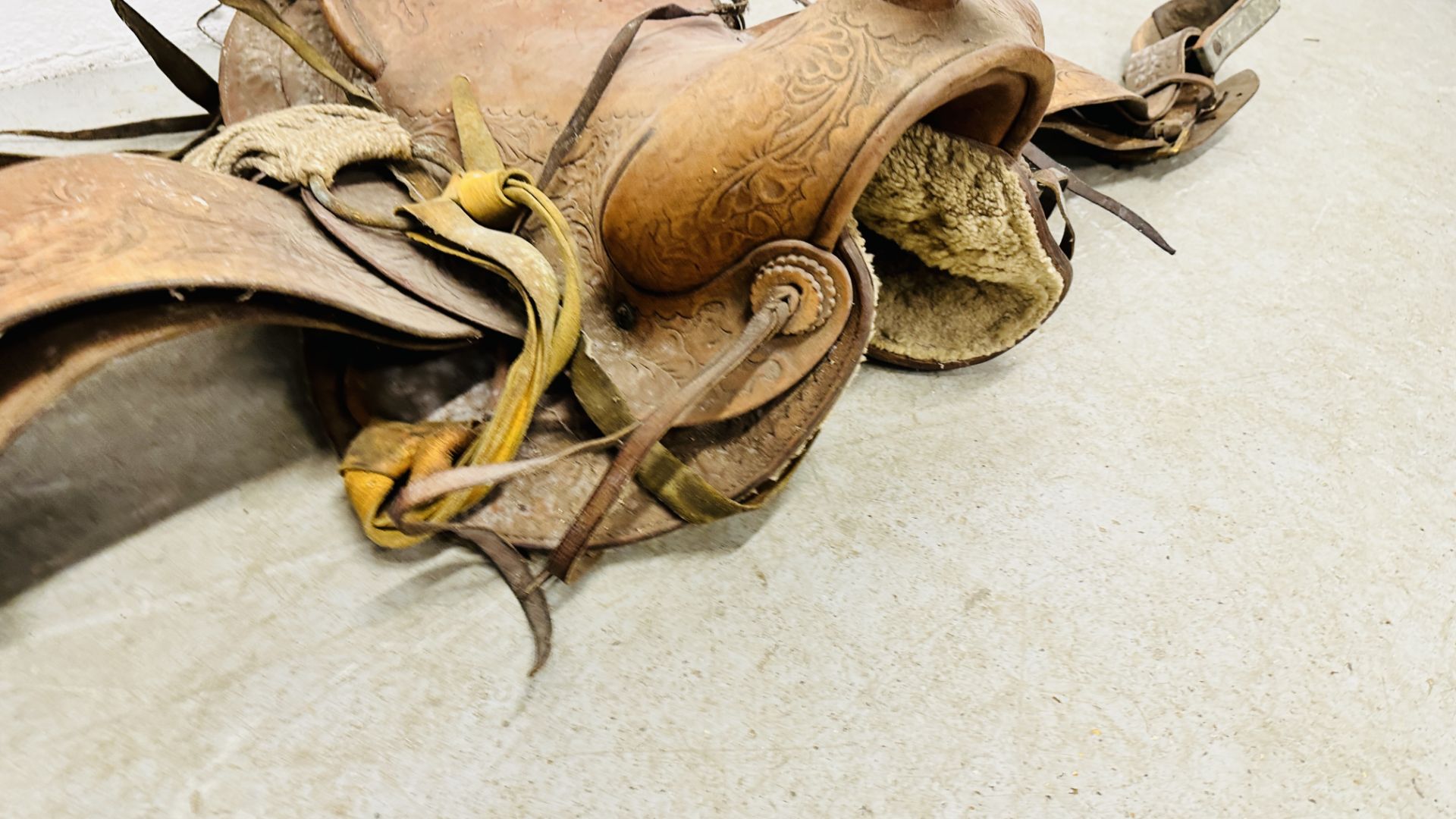 A VINTAGE WESTERN COWBOY SADDLE, THE TAN LEATHER WITH EMBOSSED DECORATION. - Image 5 of 11