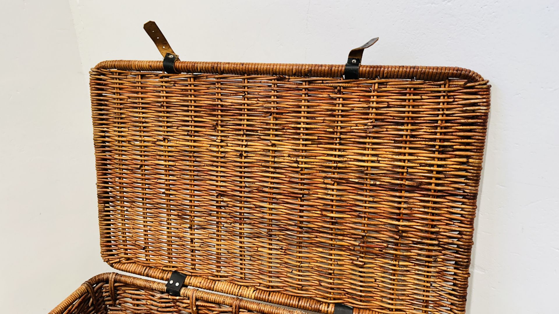 A LARGE WICKER TWO HANDLED BASKET - W 90 X D 55 X H 55CM. - Image 7 of 7