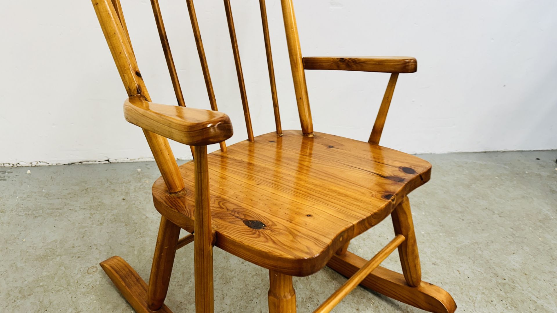 A PINE STICK BACK ROCKING CHAIR. - Bild 4 aus 7