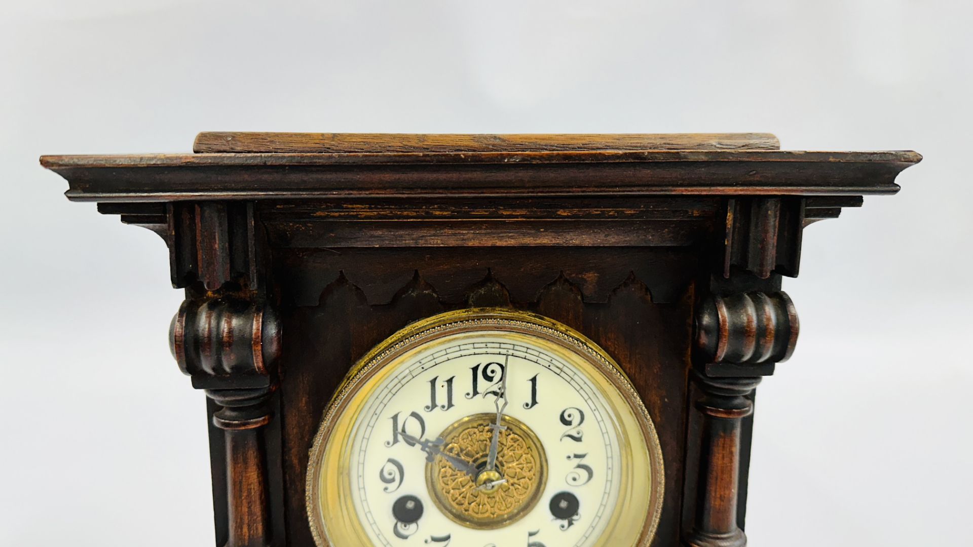 VINTAGE OAK CASED MANTEL CLOCK. - Image 2 of 8